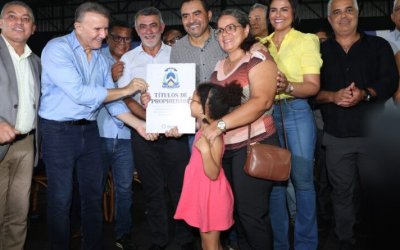 Deputados participam de entrega de títulos de moradia no Aureny I
