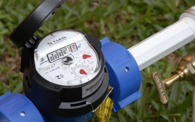 Justiça proíbe BRK Ambiental de cobrar pela ligação de água e determina devolução dos valores aos consumidores