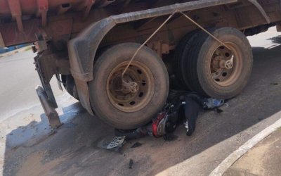 Motociclista escapa ileso após acidente com caminhão caçamba em Araguaína