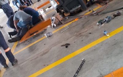 Mecânico prensado por cabine de caminhão segue internado no HRA; empresa diz apurar acidente