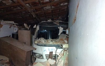 Micro-ônibus da AGETO invade residência em Araguaína; motorista fica ferido