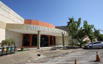 Júri condena acusada de matar mãe e esfaquear filha. Pena é de 16 anos de prisão