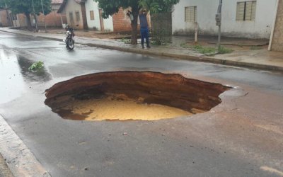 Chuva forte abre cratera na Rua Tiradentes e causa transtornos no Setor Carajás, em Araguaína