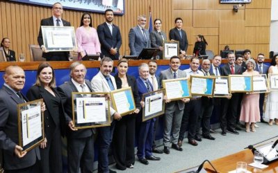 Assembleia homenageia o ex-senador João Ribeiro e entrega títulos de cidadãos tocantinenses