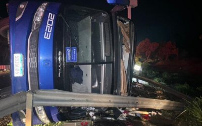 BR-153: Ônibus invade pista contrária, capota e deixa quatro mortos e 40 feridos