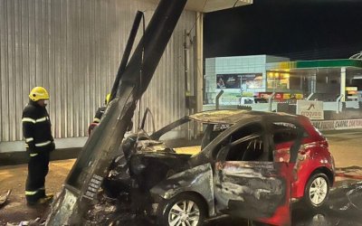 Veículo pega fogo em Araguaína após bater em poste