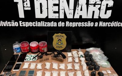Polícia Civil desarticula esquema de delivery de drogas, prende três homens por tráfico e apreende armas de fogo e 2kg de cocaína