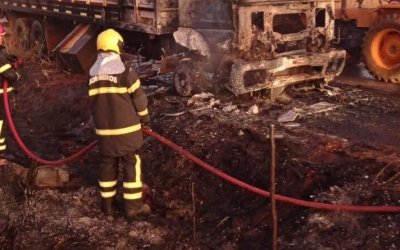 Caminhão gaiola fica destruído após incêndio na zona rural de Araguaína