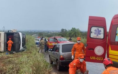 Ônibus tomba e deixa oito pessoas feridas na TO-335