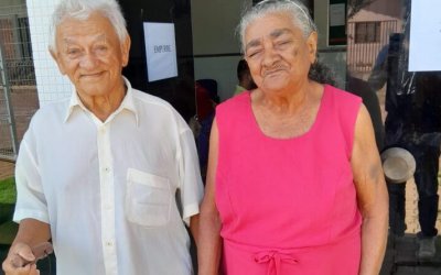 Casal de idosos faz questão de estar em dia com a Justiça Eleitoral, mesmo tendo voto facultativo