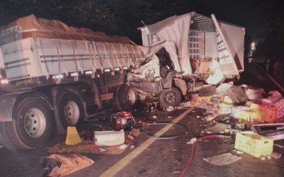 Passageiro de caminhão morre após colisão na traseira de carreta estacionada na BR-153