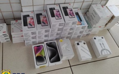 Durante abordagens a ônibus, PRF apreende 55 eletrônicos sendo transportados ilegalmente e cumpre mandado de prisão