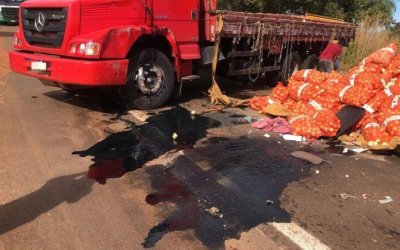 Motociclista fica gravemente ferido ao colidir com caminhão tombado na BR 153