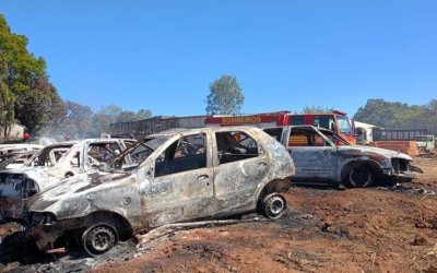 Incêndio atinge pátio de veículos apreendidos e destrói 12 carros e caminhão
