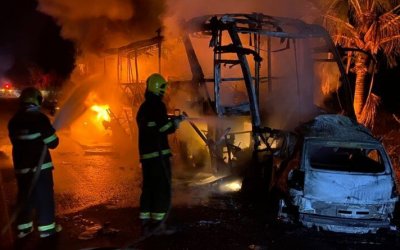 Motorista morre carbonizado após bater de frente com ônibus na BR-153