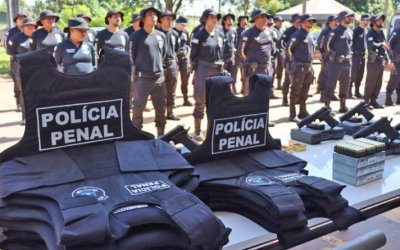 Policiais Penais da Unidade de Tratamento Penal Barra da Grota recebem coletes balísticos e armamentos