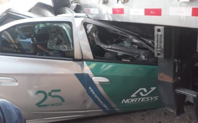 Jovem morre após carro colidir na traseira de caminhão