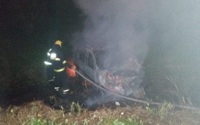 Bombeiros combatem incêndio em veículo envolvido em colisão com moto