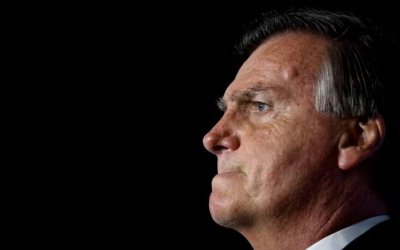 FOTO DE ARQUIVO: O ex-presidente brasileiro Jair Bolsonaro observa durante evento na Flórida, nos EUA, em 3 de fevereiro de 2023