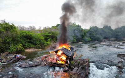 Polícia Militar desativa balsas usadas em garimpo ilegal e aplica multa de R$ 300 mil em Almas