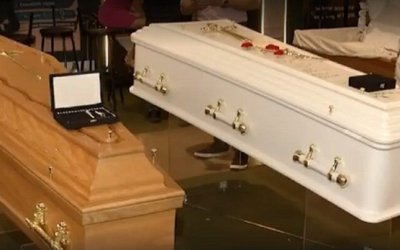 Com urnas de luxo e ?chuva de pétalas?, mercado funerário apresenta novas tendências em evento no Tocantins