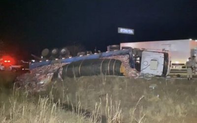 VÍDEO: Carreta carregada de arroz tomba na BR-153 em Araguaína