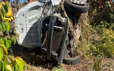 HB20 com oito ocupantes capota na TO-010; duas pessoas morreram