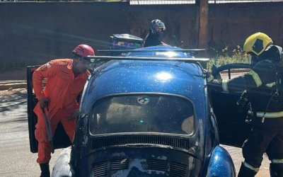 VÍDEO: Fusca pega fogo no centro de Araguaína e mobiliza Corpo de Bombeiros