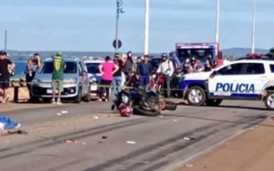 VÍDEO; Motociclista freia ao ver radar, cai,  é atropelado por caminhão e morre em ponte na capital