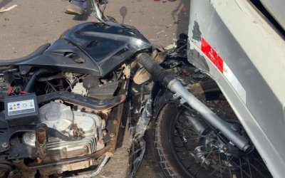 VÍDEO; Dois homens ficam gravemente feridos após moto bater na traseira de microônibus em Araguaína