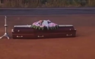 VÍDEO; Caixão cai de carro funerário na BR-153 e surpreende motoristas