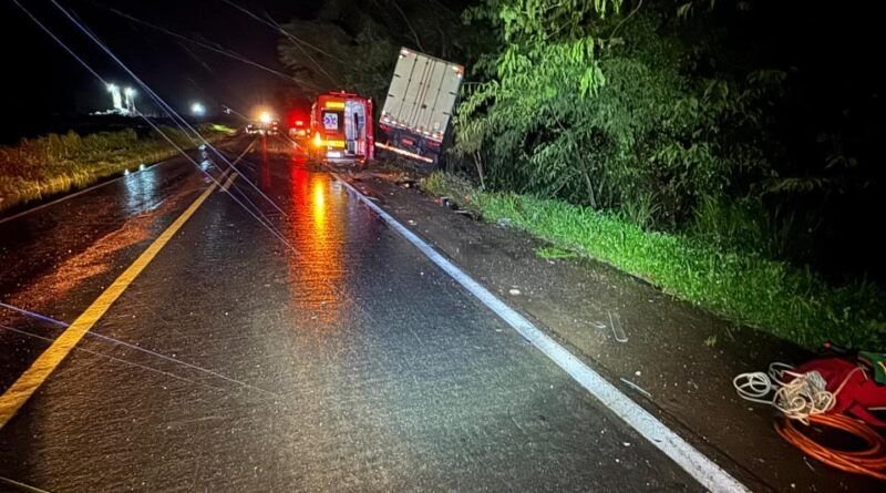Mulher grávida e dois filhos morrem em colisão entre carro e caminhão na BR-153, em Colinas