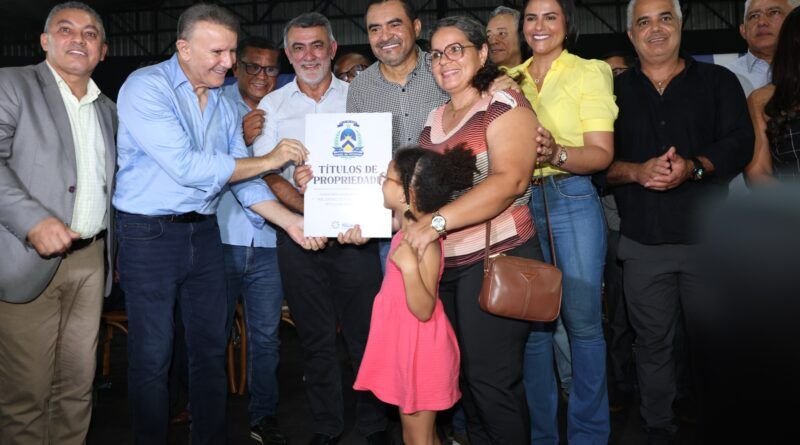 Deputados participam de entrega de títulos de moradia no Aureny I