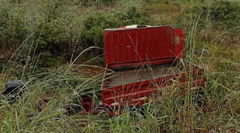 Dois caminhões tombam na TO-335, entre Colinas e Palmeirante; três pessoas foram socorridas ao hospital