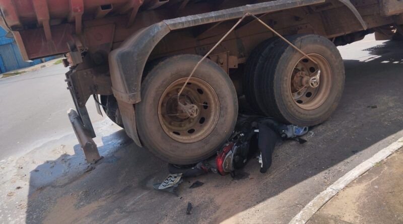 Motociclista escapa ileso após acidente com caminhão caçamba em Araguaína