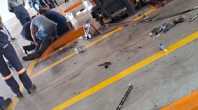 Mecânico prensado por cabine de caminhão segue internado no HRA; empresa diz apurar acidente
