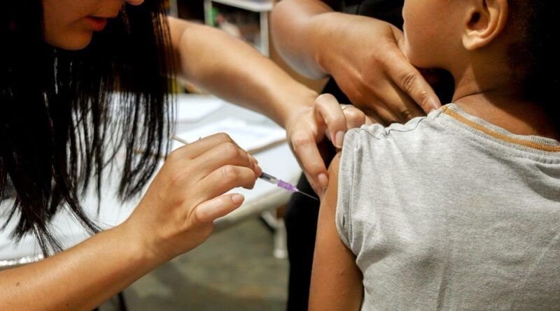 Com UTIs pediátricas 100% ocupadas, autoridades reforçam importância da vacina contra a gripe
