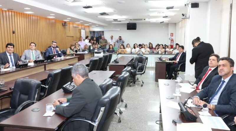 Deputados questionam secretário sobre problemas na rede pública de Saúde