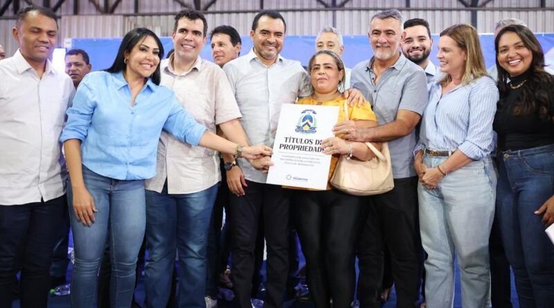 Deputados Estaduais participam da entrega de tÃtulos de imóveis em Taquari