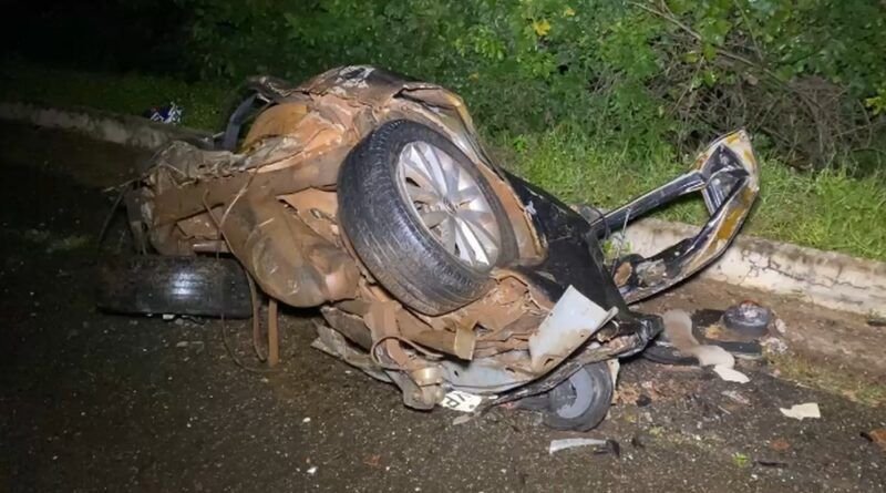 Jovem morre em grave acidente na BR-153; carro parte ao meio com o impacto