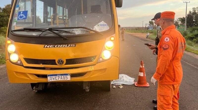 Ciclista morre após ser atropelado por ônibus escolar na TO-010, em Araguatins