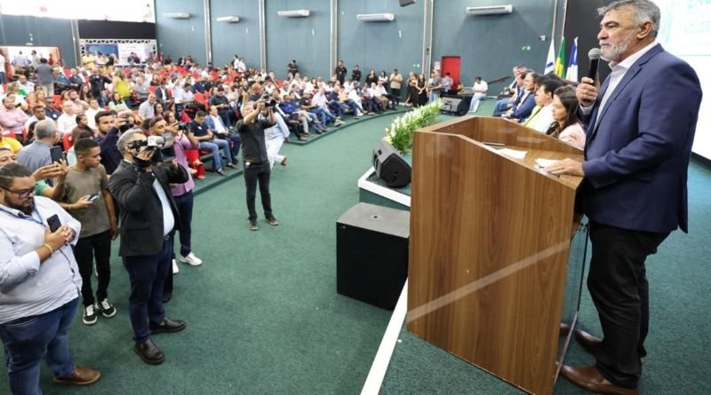 Deputados Estaduais prestigiam encontro de prefeitos tocantinenses