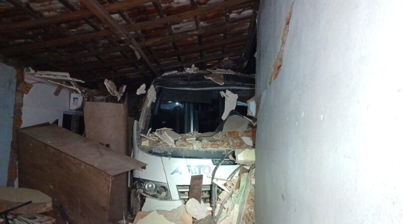 Micro-ônibus da AGETO invade residência em Araguaína; motorista fica ferido
