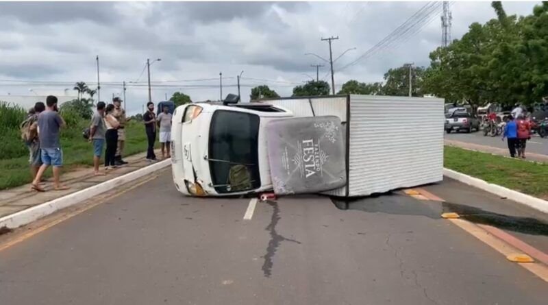 Acidente impressionante entre dois caminhões é registrado na Avenida Amazonas, em AraguaÃna