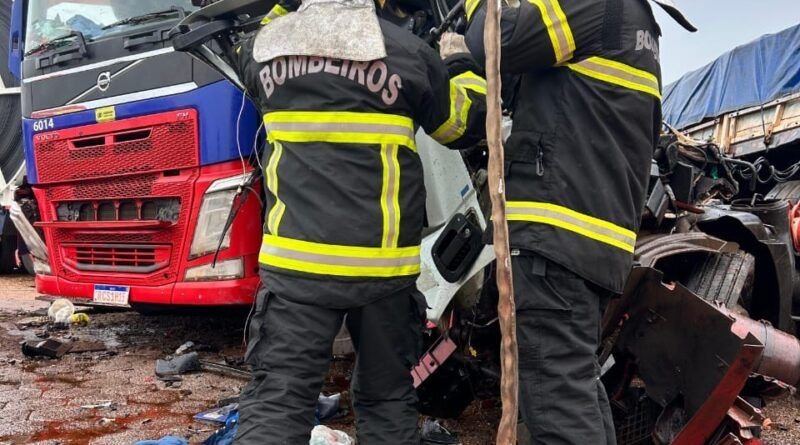 Colisão entre veículos pesados deixa motorista preso às ferragens na BR-153
