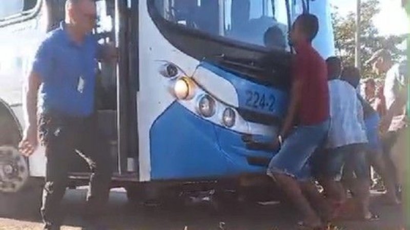 População levanta ônibus para resgatar motociclista atropelado em Palmas; VÍDEO