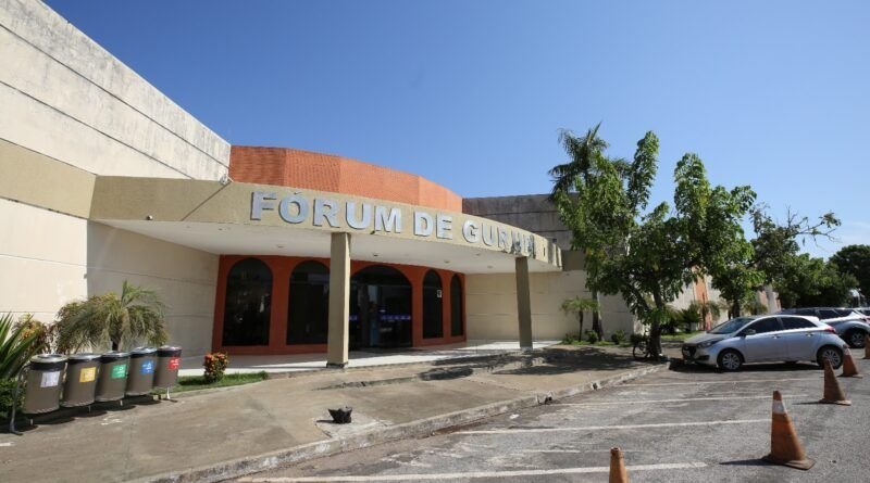 Júri condena acusada de matar mãe e esfaquear filha. Pena é de 16 anos de prisão