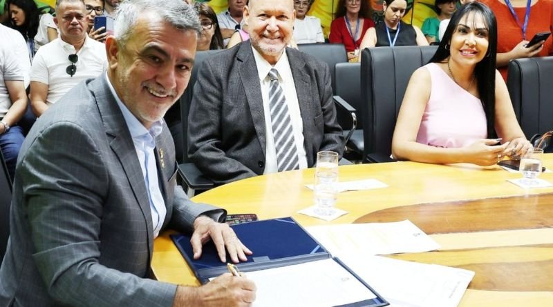 Presidente da Aleto, Amélio Cayres, homologa resultado final do concurso público