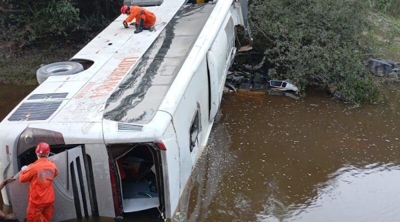 Tragédia na BR-153: Ônibus cai de ponte, deixando três mortos e vários feridos