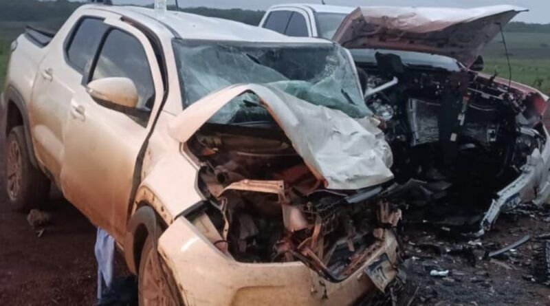 Jovem morre e quatro pessoas ficam feridas após colisão entre duas caminhonetes